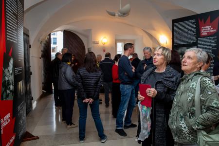 otvoritev razstave plamen upanja v Postojnski jami (22)